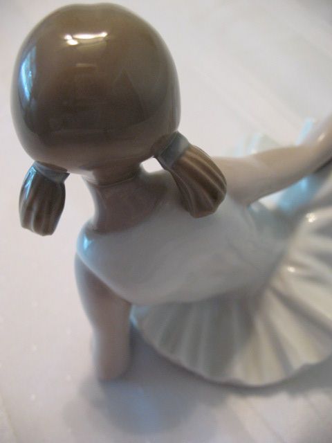 LLADRO Vintage Daisa Nao Elegant Ballerina Seated Ballet Dancer 